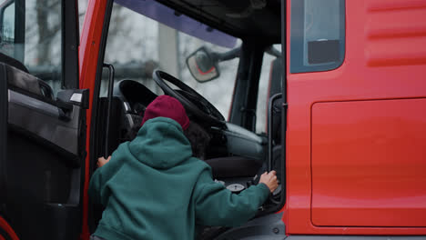 Frau-Steigt-In-Den-LKW