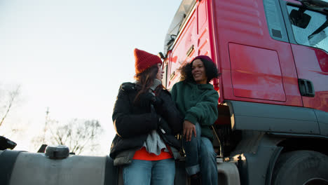 Two-women-talking-outside-the-truck