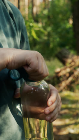 Niño-Bebiendo-Agua-En-El-Bosque