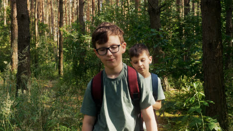 Zwei-Jungen-Im-Wald