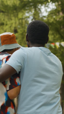 Amigos-En-Un-Festival-De-Música-Al-Aire-Libre