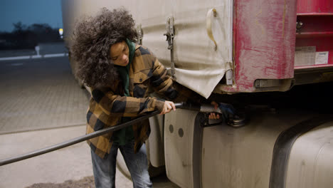 Woman-refueling-the-truck