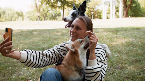 Woman-taking-selfie-photo-with-dogs