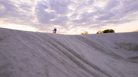 Couple-on-top-of-a-dune