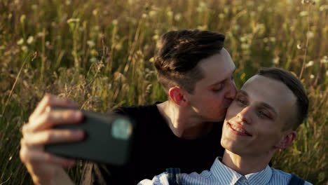 Couple-taking-selfie-photo