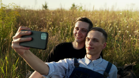 Couple-taking-selfie-photo
