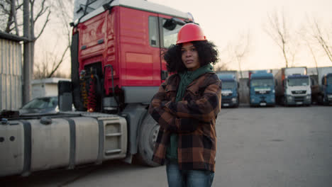 Mujer-Con-Casco-Posando-Al-Aire-Libre