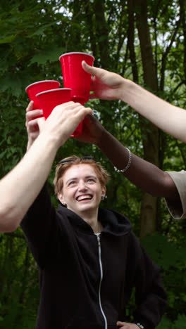 Freunde-Reden-Und-Trinken