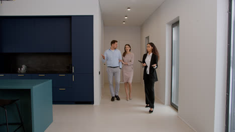 Female-agent-talking-with-clients-in-the-kitchen