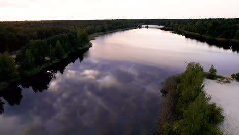 Luftaufnahme-Eines-Großen-Flusses-In-Der-Nähe-Der-Dünen-Und-Des-Waldes