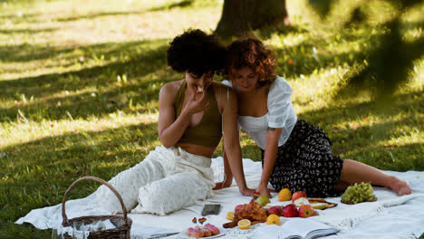 Couple-having-a-picnic-in-the-park