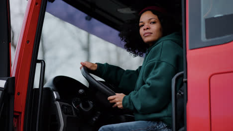 Woman-getting-on-the-truck