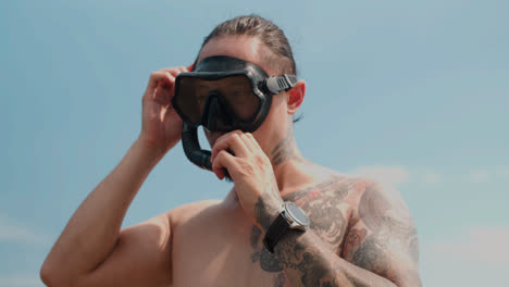Man-wearing-scuba-diving-goggles
