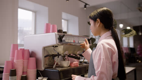 Woman-working-at-the-cafe