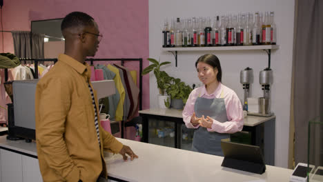 Cliente-Masculino-Haciendo-Un-Pedido-En-La-Cafetería