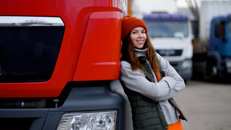 Frau-Posiert-An-Der-Vorderseite-Des-LKW