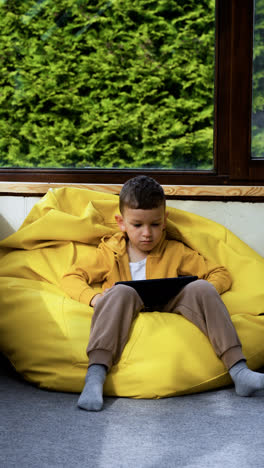 Niño-Sentado-En-Un-Hassock