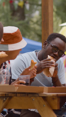 Friends-eating-in-the-park