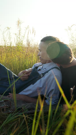 Pareja-En-Una-Cita-En-Un-Campo-De-Flores