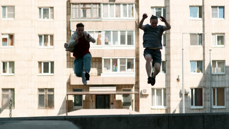 Freunde-Trainieren-Parkour