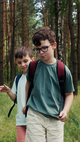 Zwei-Kinder-Im-Wald