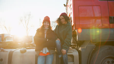 Mujeres-Posando-Al-Aire-Libre