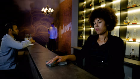 Woman-cleaning-the-bar-counter