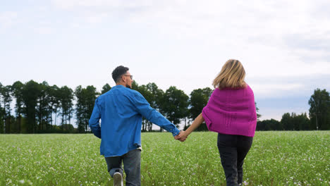 Couple-running-in-the-field