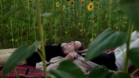 Couple-doing-a-picnic-in-a-sunflower-field