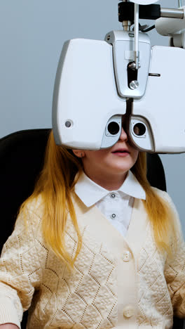 Mädchen-Beim-Augenarzt