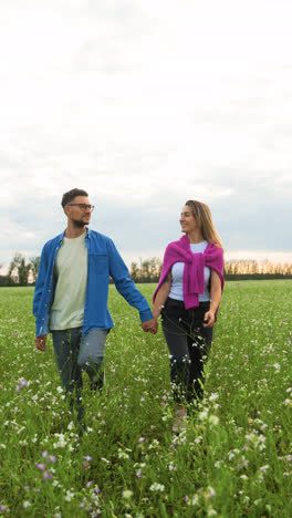 Couple-walking-in-the-field