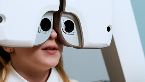 Mädchen-Beim-Augenarzt