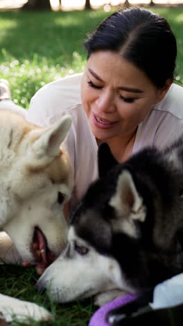 Dueña-De-Una-Mascota-Haciendo-Un-Picnic-Con-Sus-Perros