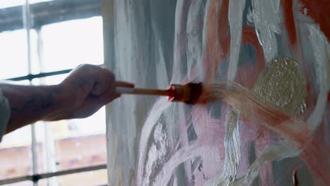 Artista-Pintando-En-El-Interior