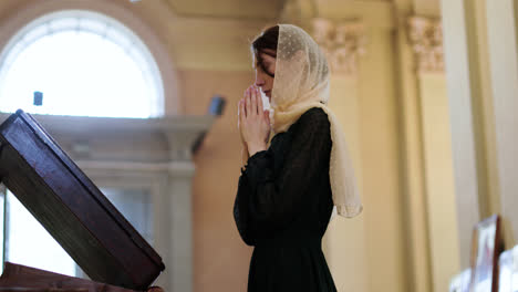 Mujer-Orando-En-La-Iglesia