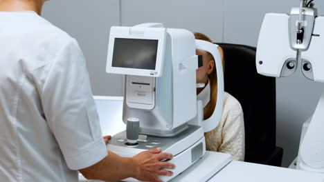Médico-Ajustando-El-Oftalmoscopio