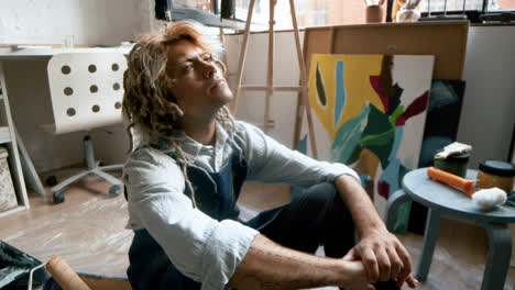 Artista-Sentado-Frente-A-La-Pintura