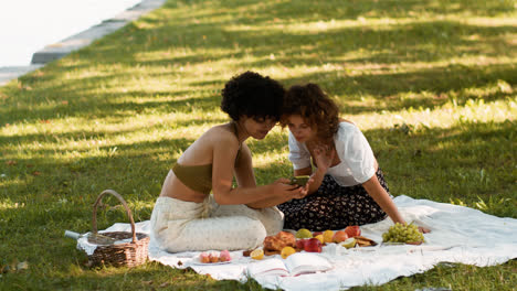 Couple-taking-pictures-of-picnic