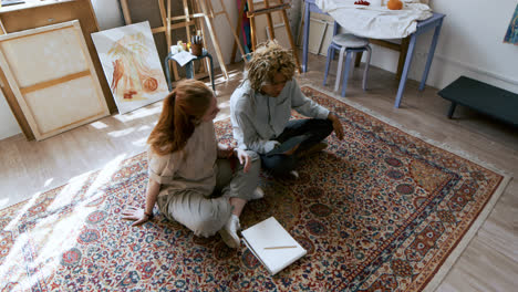 Male-and-female-artist-in-an-art-studio
