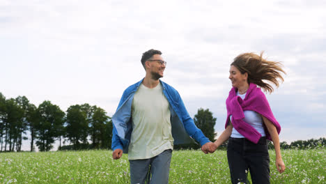 Couple-running-in-the-field