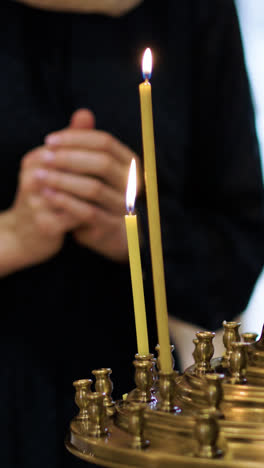 Frau-Im-Schwarzen-Kleid-In-Der-Kirche