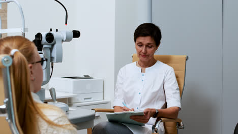 Ophthalmologist-talking-with-patient