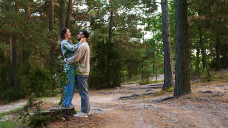 Happy-couple-into-the-woods