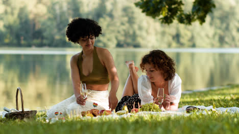 Women-eating-picnic-in-the-park