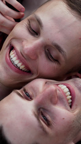 Couple-laughing-and-doing-a-picnic