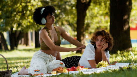 Couple-enjoying-picnic-together-in-the-park
