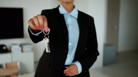 Real-estate-agent-holding-house-keys