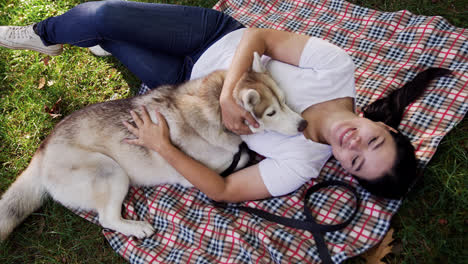 Person-laying-with-dog