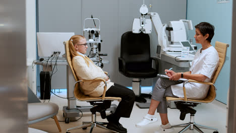 Augenarzt-Im-Gespräch-Mit-Patienten