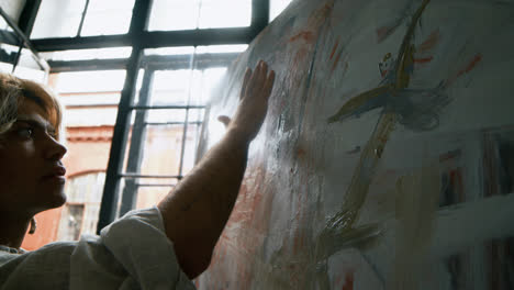 Artist-painting-with-the-hands